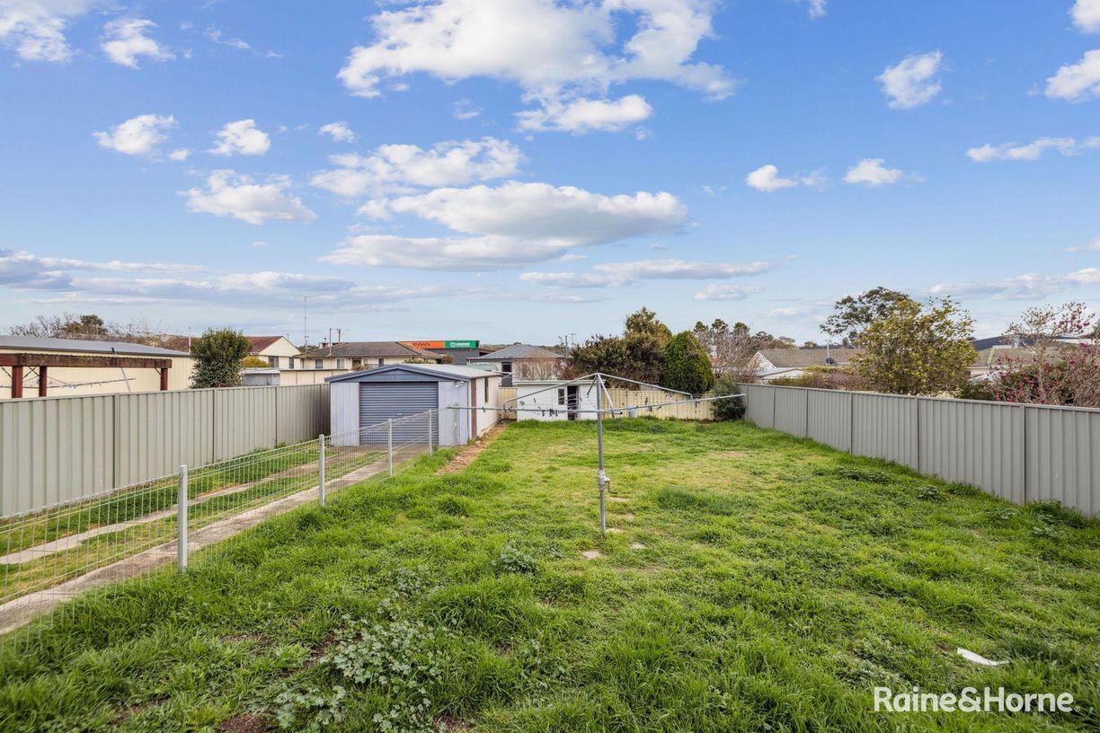 24 Chisholm St — photo 10 of 24
