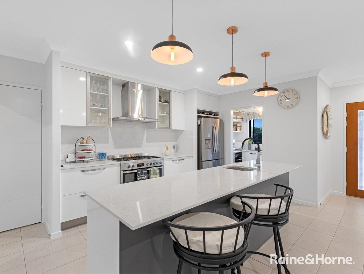 138-140 Cove Boulevard — photo 4 of 30