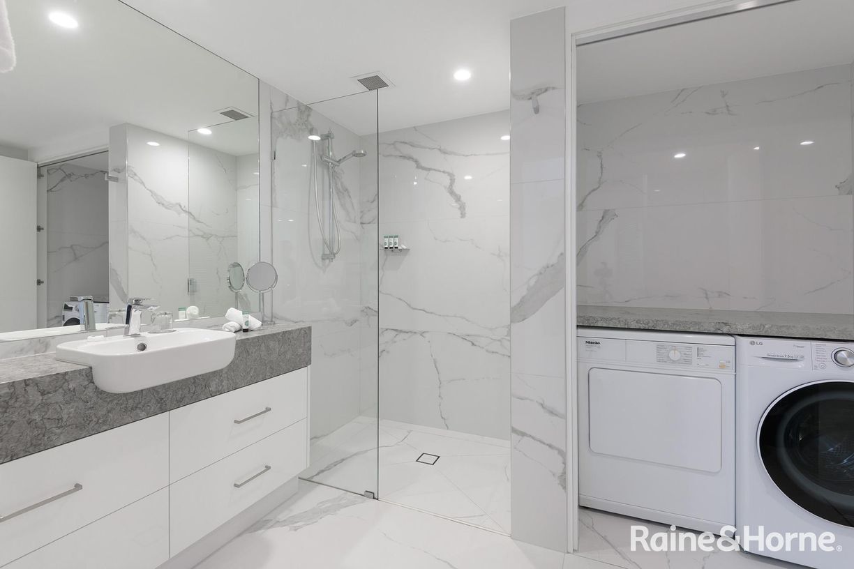11/8-28 Pandanus Way (Mirage Villa 422) — photo 13 of 18