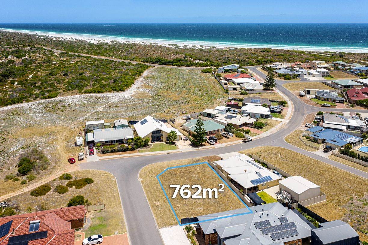 25 Sea Ripple Avenue — photo from Raine & Horne Mandurah