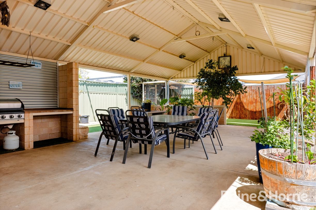 35 Wisteria Crescent — photo 2 of 24