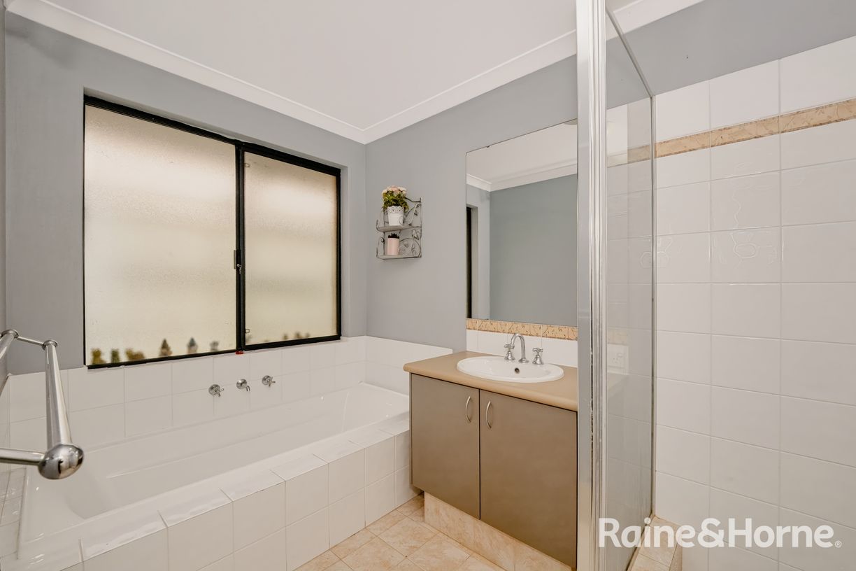 35 Wisteria Crescent — photo 15 of 24
