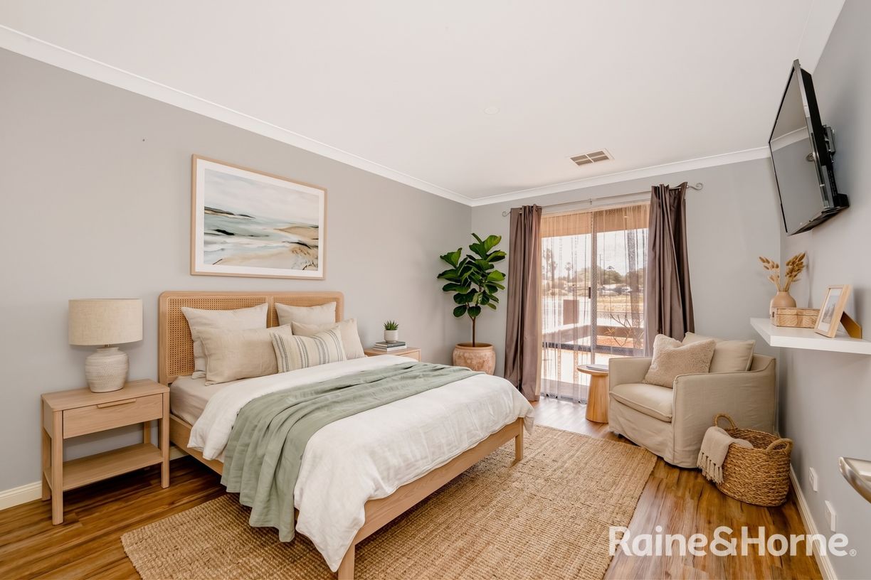 35 Wisteria Crescent — photo 12 of 24