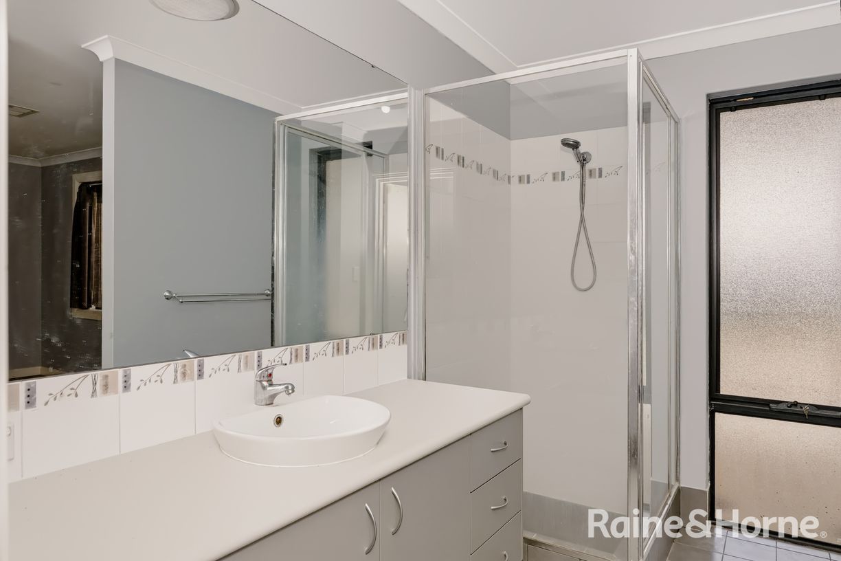 35 Wisteria Crescent — photo 11 of 24
