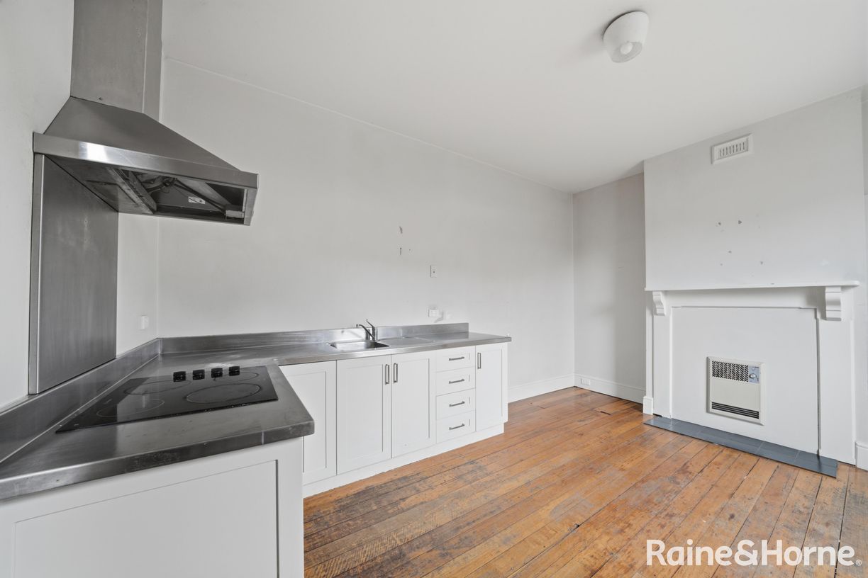 318 Elizabeth Street — photo 4 of 24
