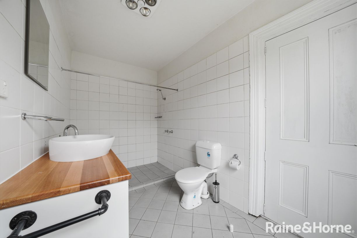 318 Elizabeth Street — photo 12 of 24
