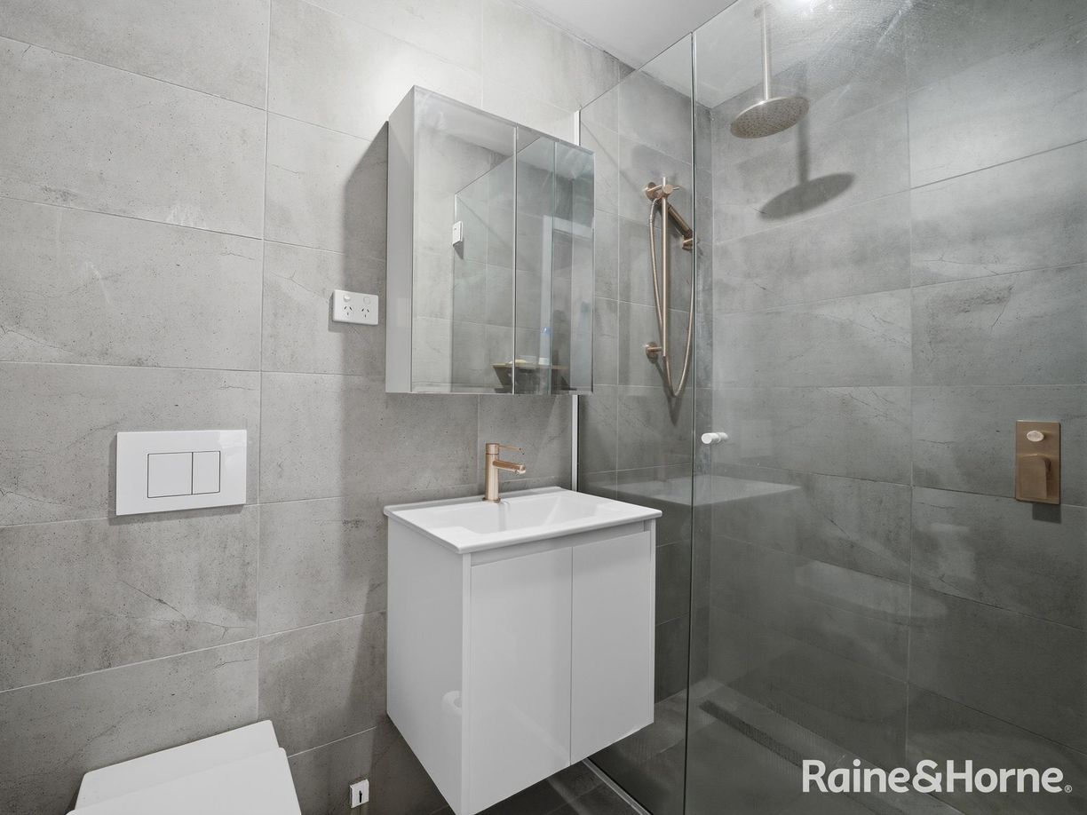 2 Dylan Street — photo 11 of 28
