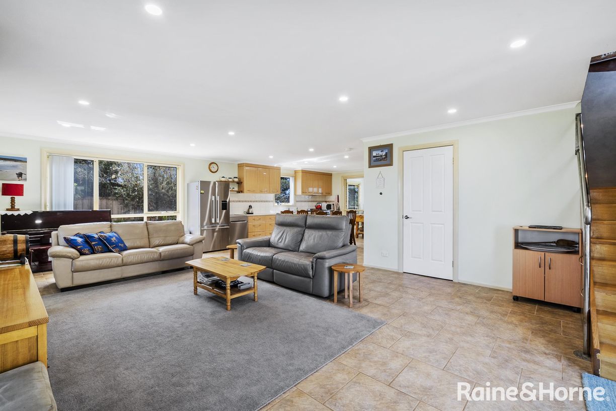 146 Sloping Main Drive — photo 8 of 29
