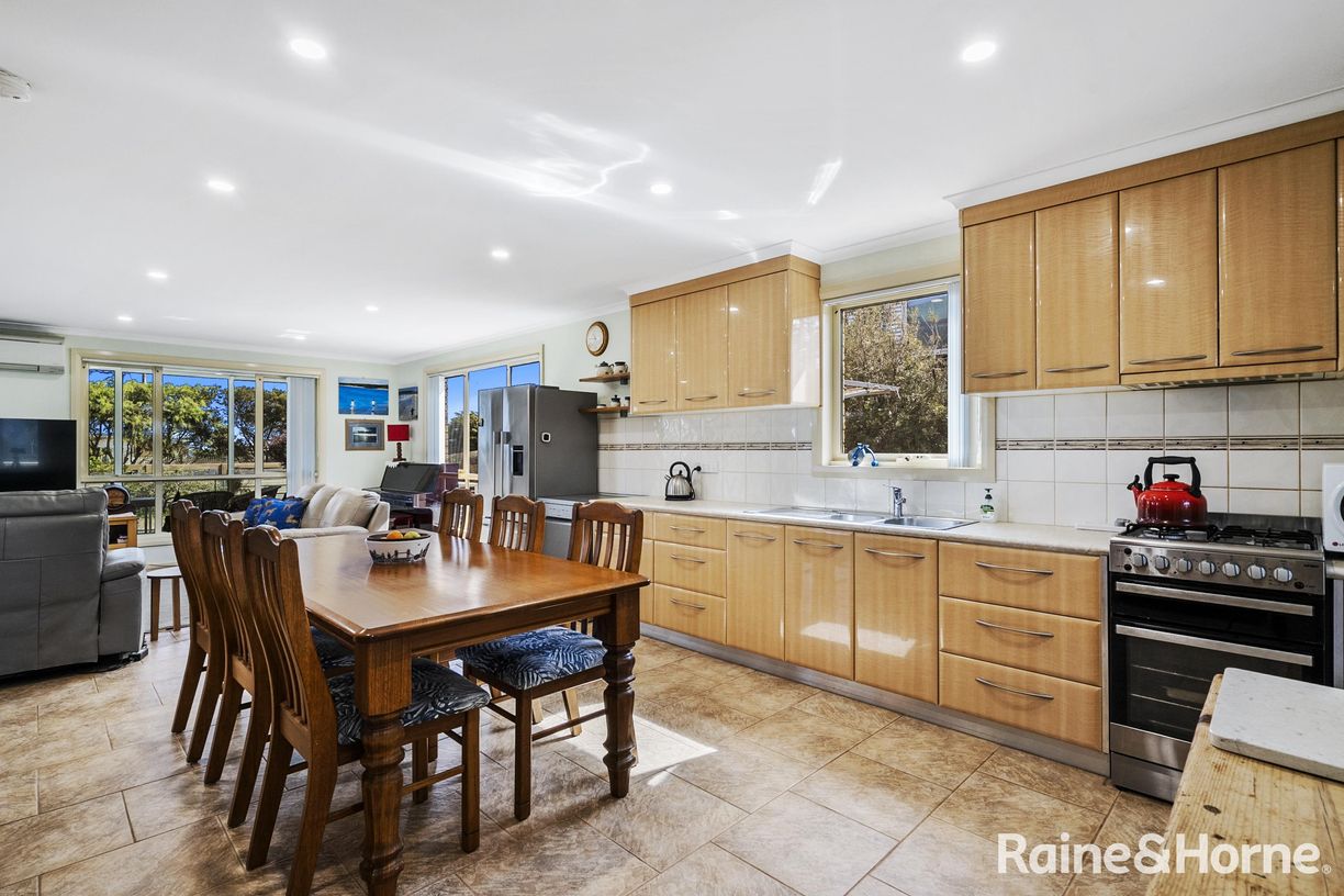 146 Sloping Main Drive — photo 10 of 29