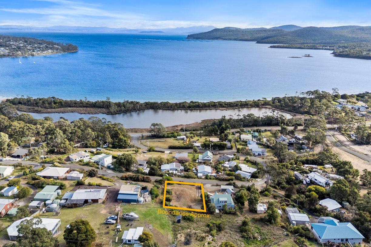 35 Lagoon Road — photo from Raine & Horne Sorell