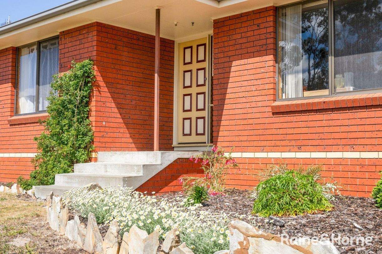 24 Roberts Street — photo 2 of 30