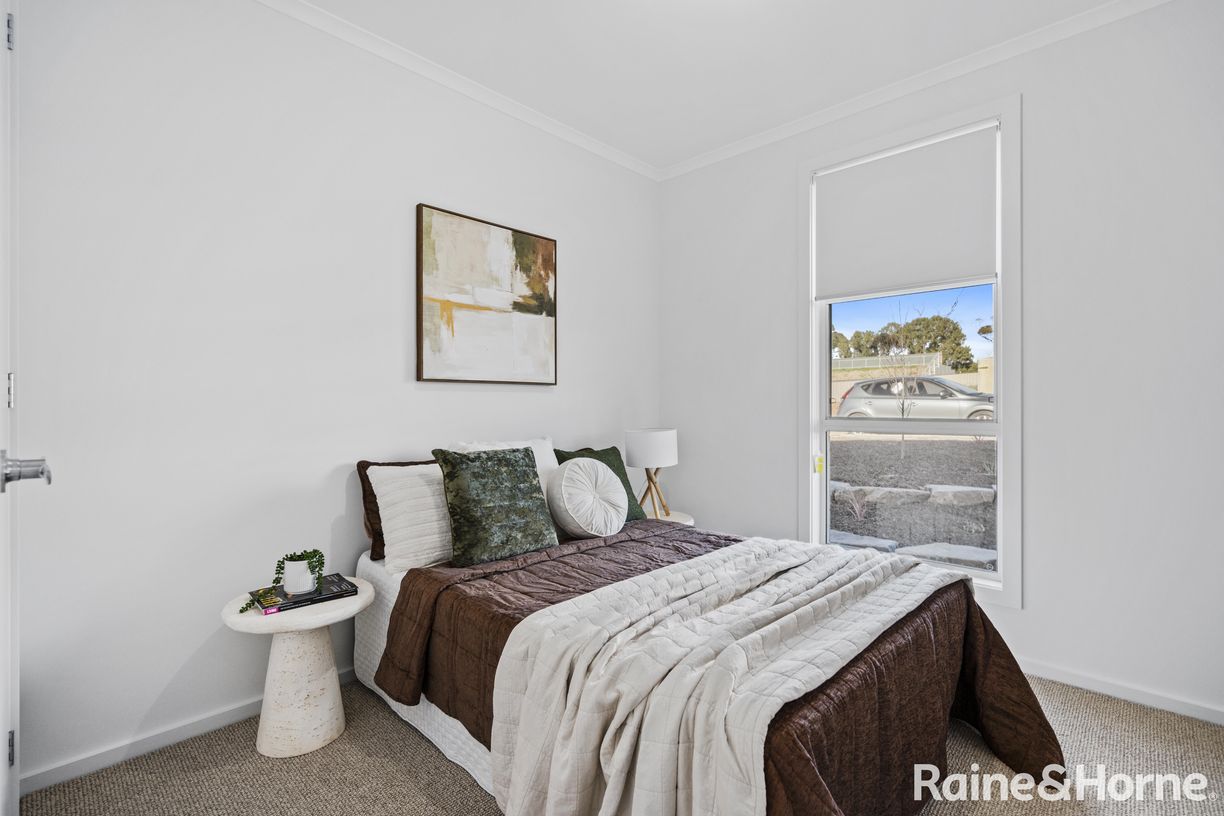 8 Badcoe Crescent — photo 14 of 24