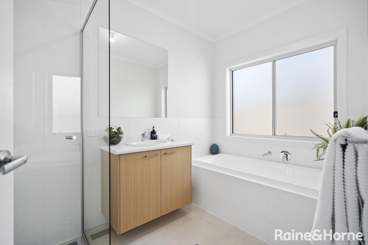 8 Badcoe Crescent — photo 15 of 24