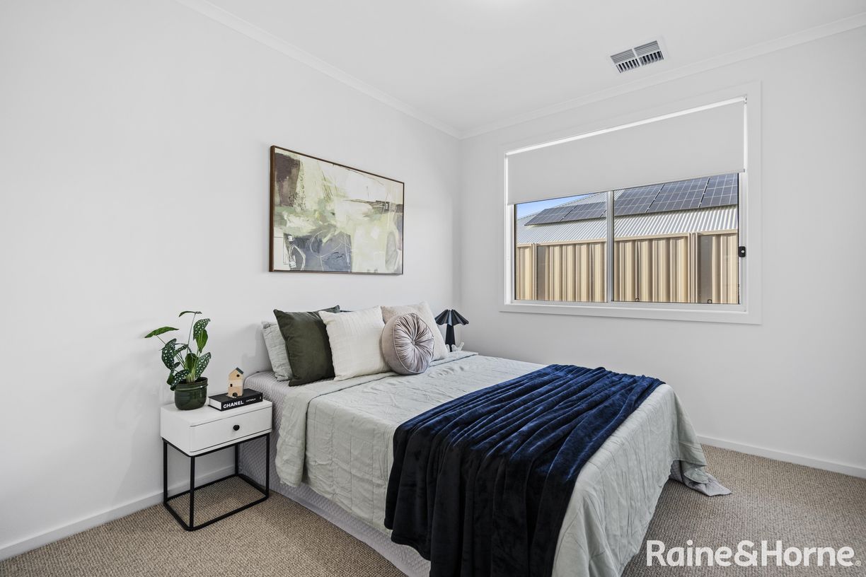 8 Badcoe Crescent — photo 13 of 24