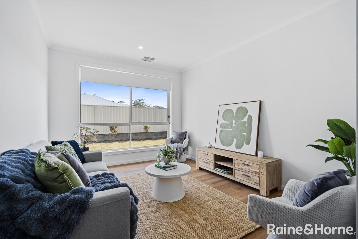 8 Badcoe Crescent — photo 10 of 24