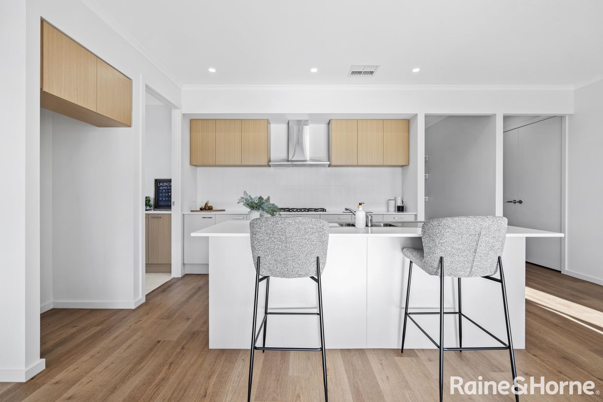 8 Badcoe Crescent — photo 3 of 24