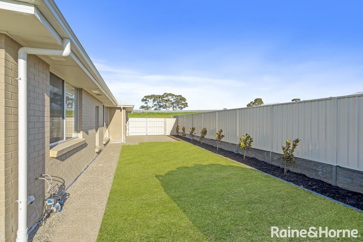 8 Badcoe Crescent — photo 20 of 24