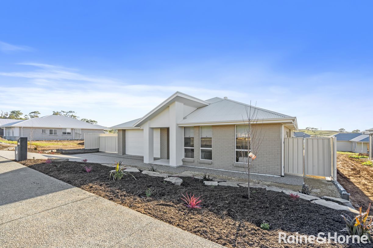 8 Badcoe Crescent — photo 24 of 24
