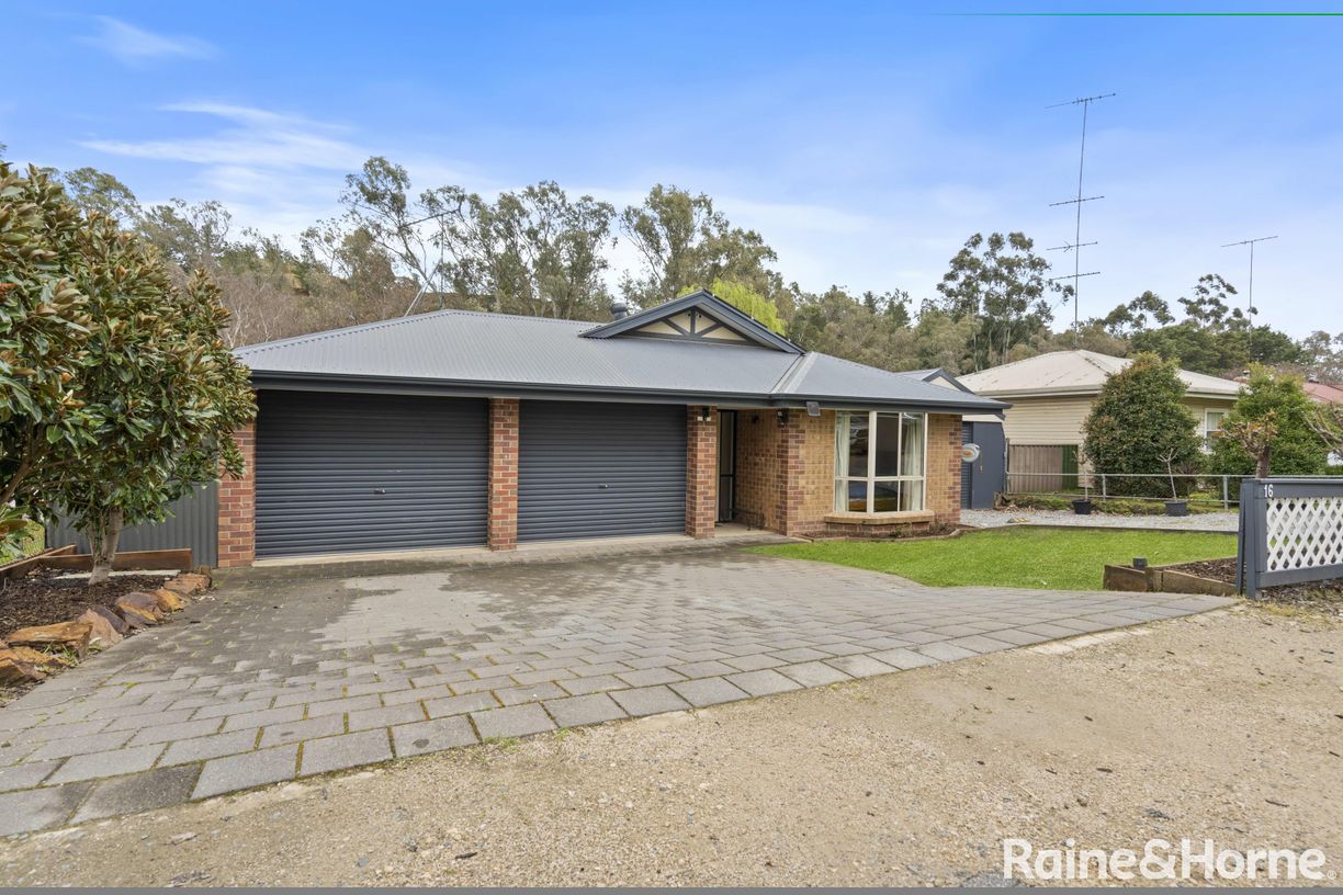16 Smillie Street — photo 4 of 24