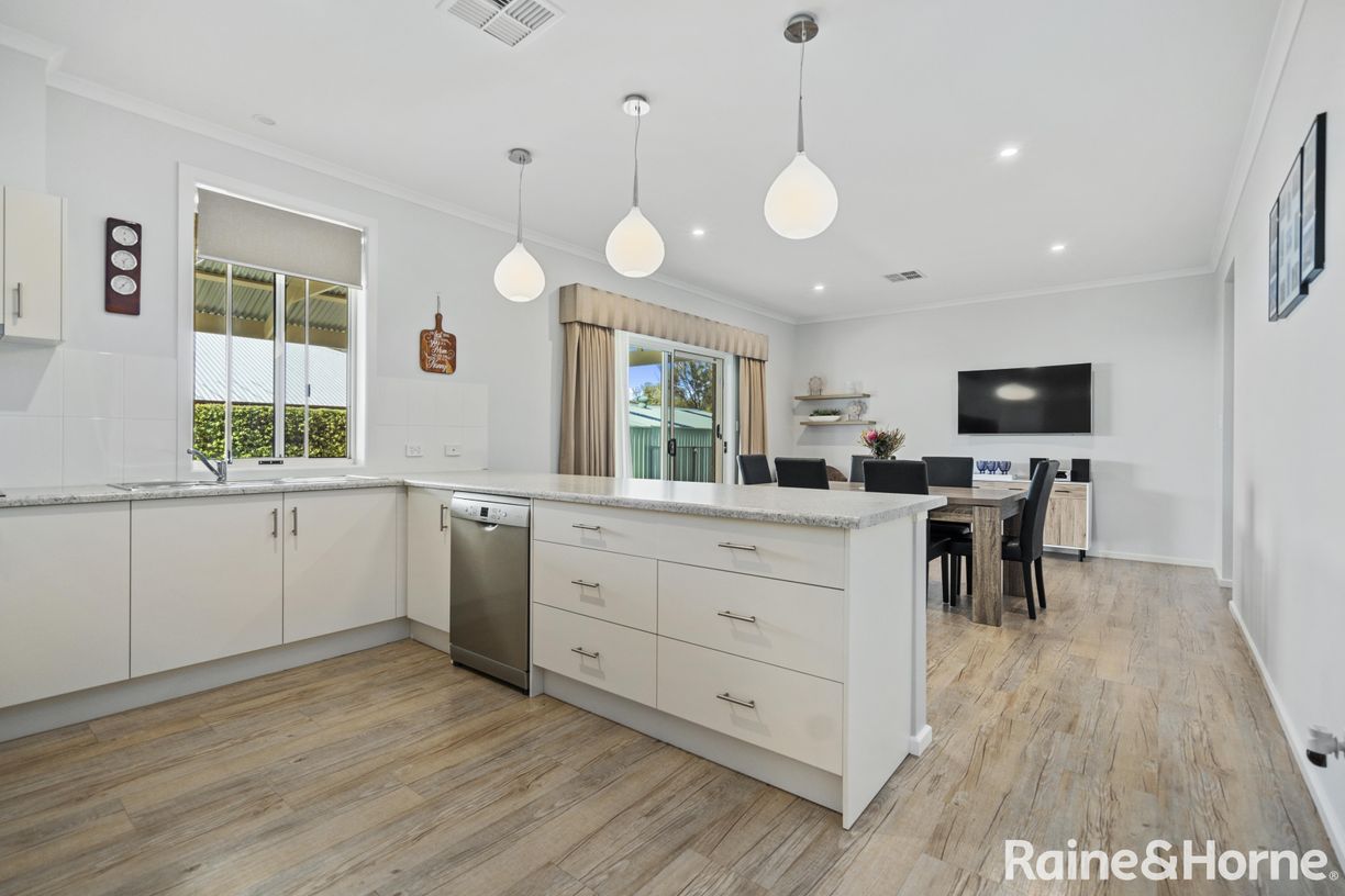 10 Taylors Lane — photo 4 of 27