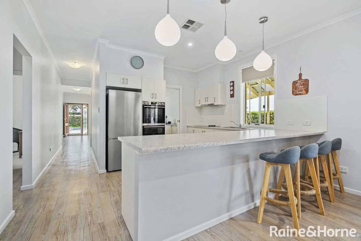 10 Taylors Lane — photo 3 of 27