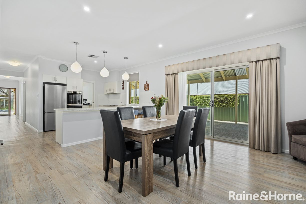 10 Taylors Lane — photo 7 of 27