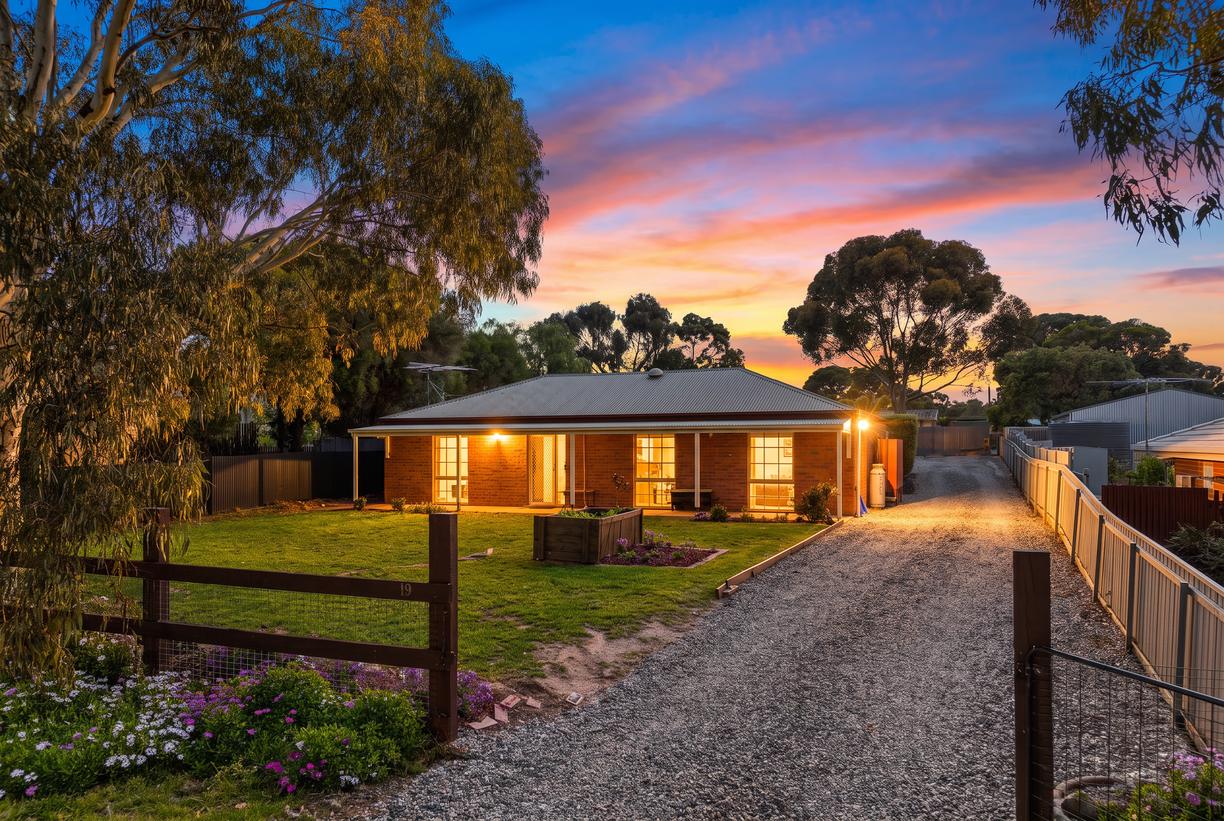 19 Watson Street — photo from Raine & Horne Hills & Fleurieu RLA 316138
