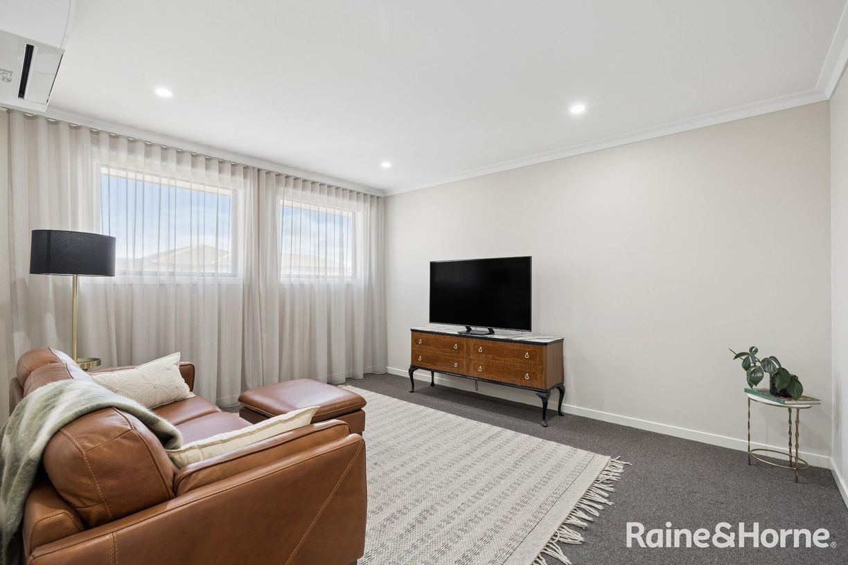 18 Pyrenees Street — photo 11 of 23