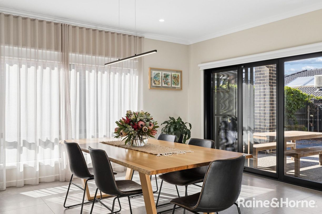 18 Pyrenees Street — photo 7 of 23