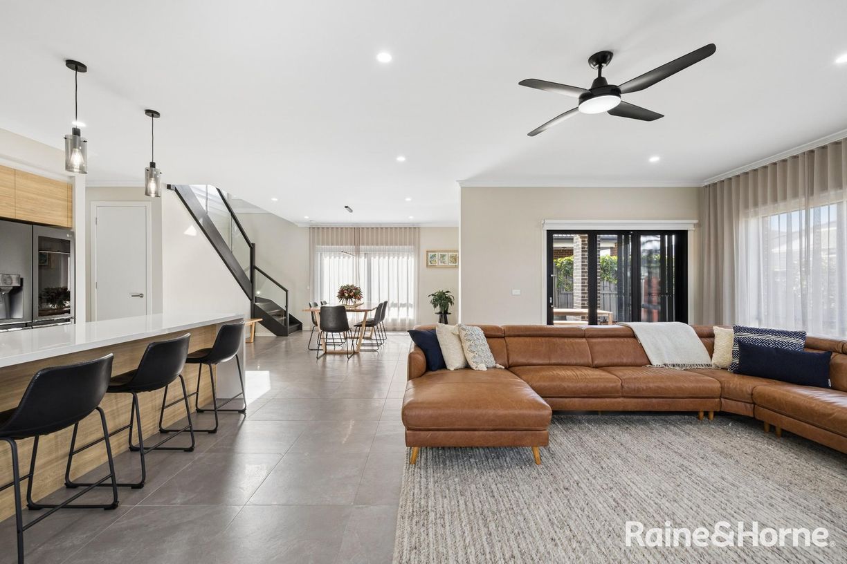 18 Pyrenees Street — photo 3 of 23