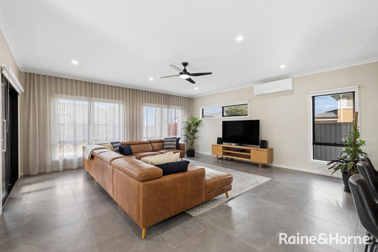 18 Pyrenees Street — photo 2 of 23