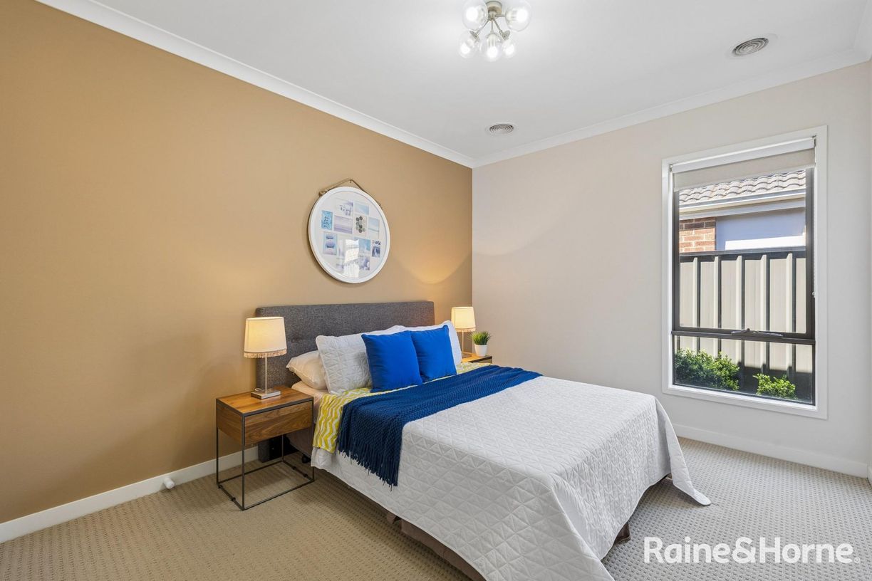 27 Bakewell Crescent — photo 10 of 19