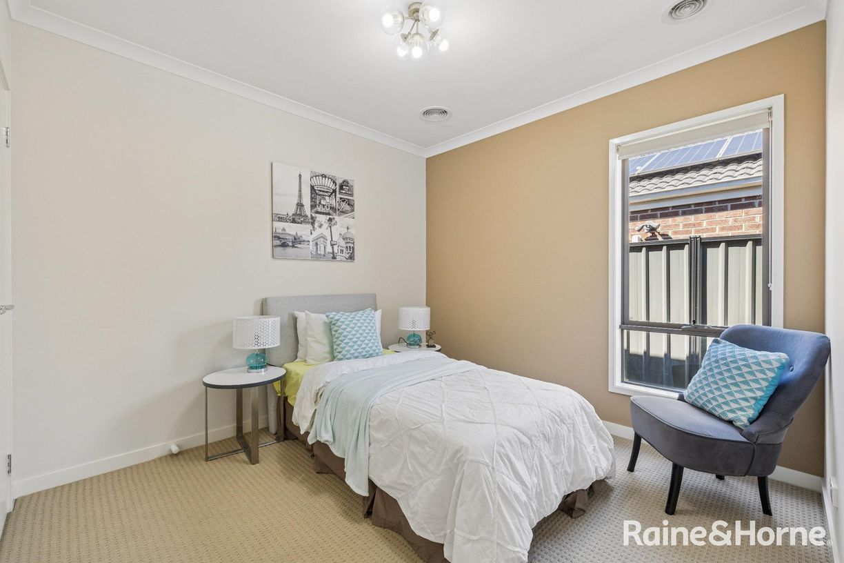 27 Bakewell Crescent — photo 12 of 19