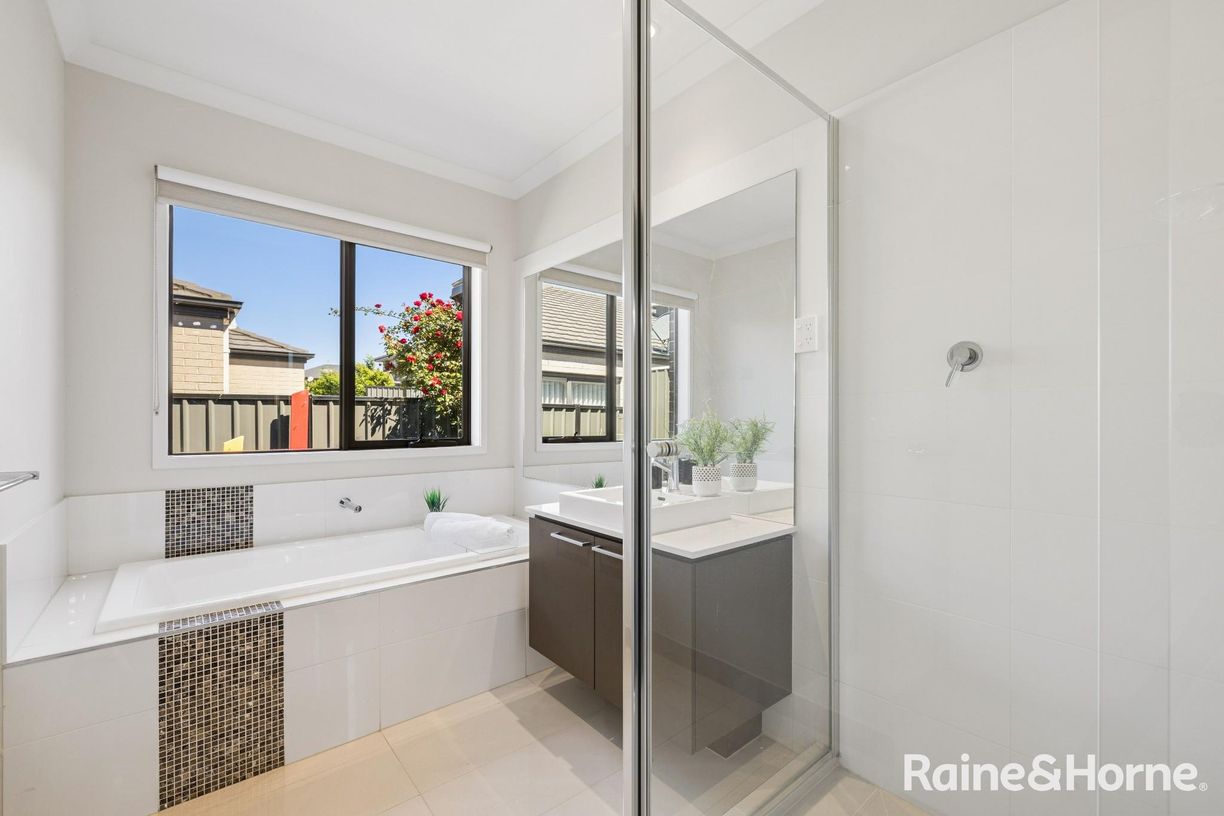 27 Bakewell Crescent — photo 13 of 19