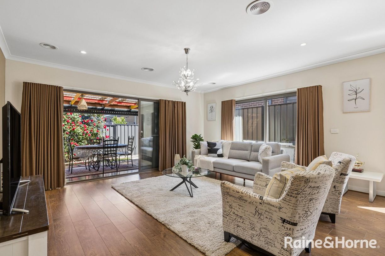 27 Bakewell Crescent — photo 3 of 19