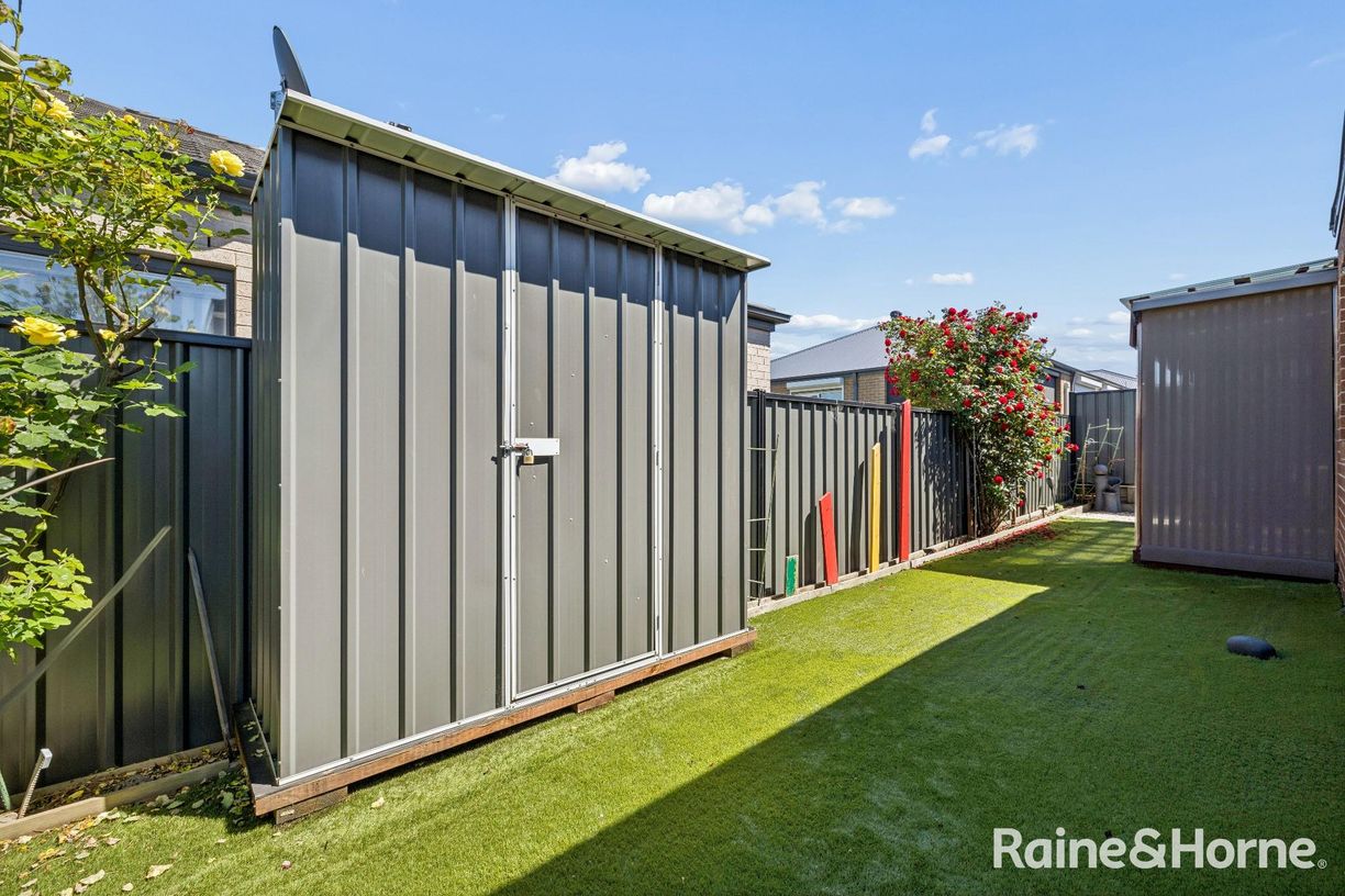 27 Bakewell Crescent — photo 17 of 19