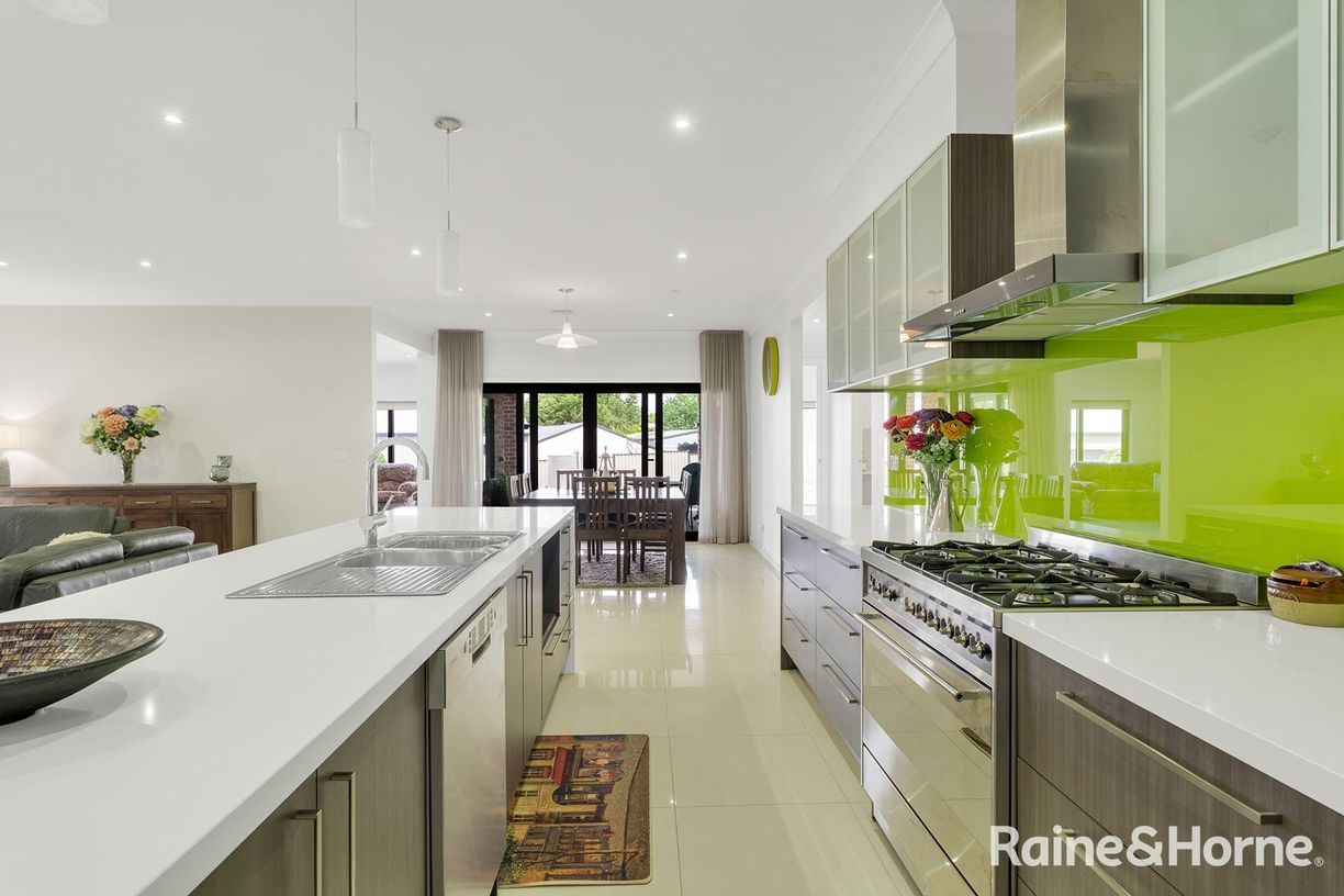 28 Towerbridge Rise — photo 4 of 28