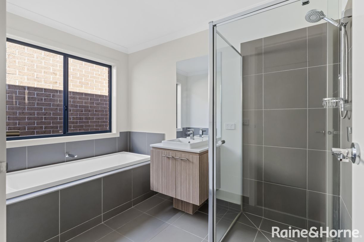 33 Golden Wattle Way — photo 8 of 13