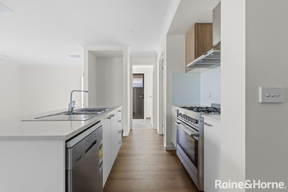 33 Golden Wattle Way — photo 3 of 13