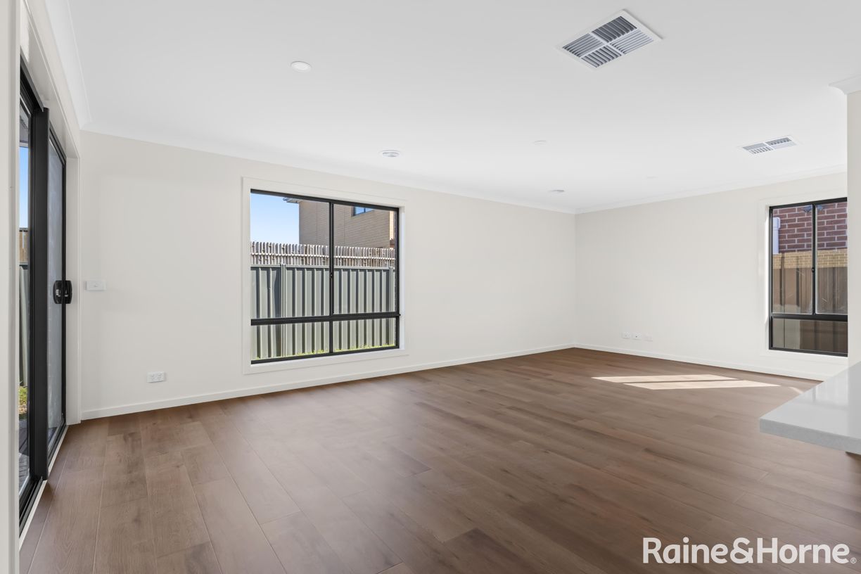 33 Golden Wattle Way — photo 6 of 13