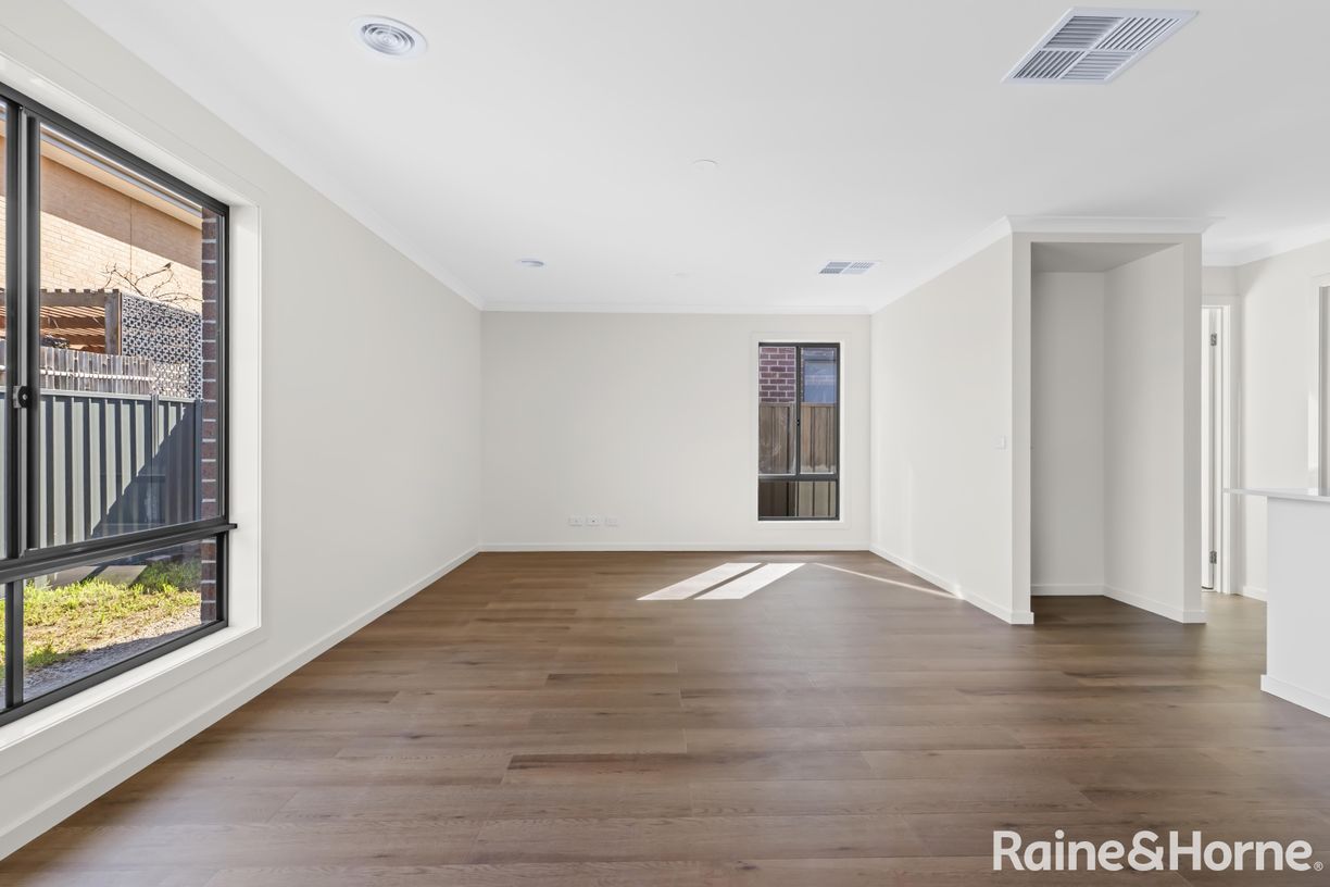 33 Golden Wattle Way — photo 5 of 13
