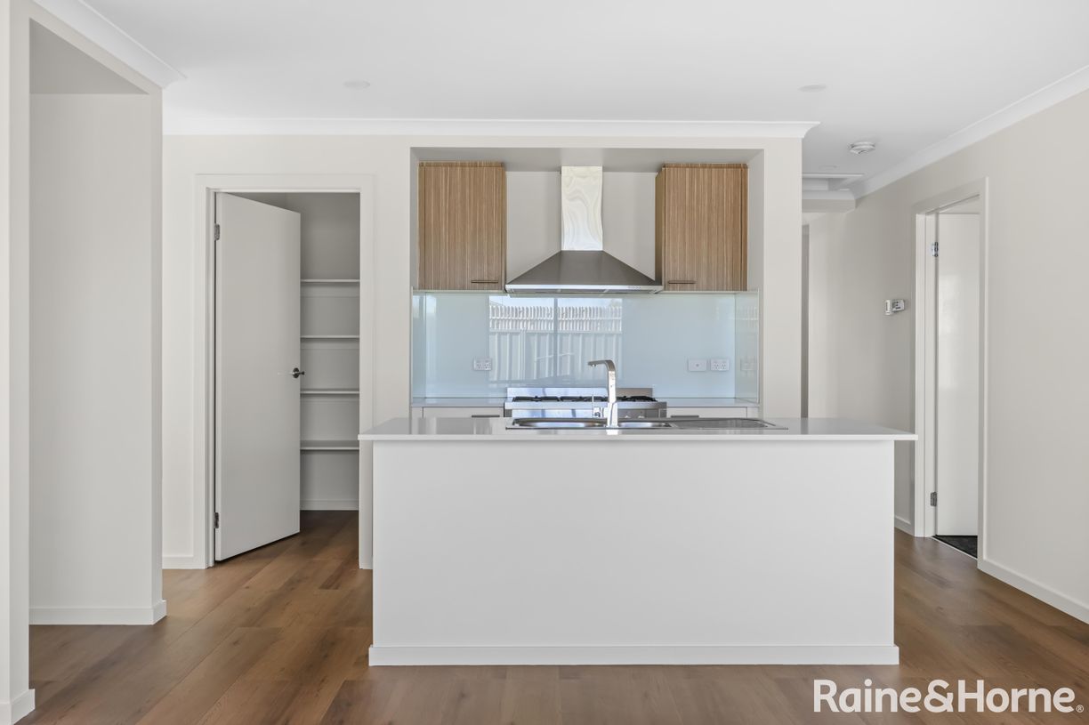 33 Golden Wattle Way — photo 2 of 13