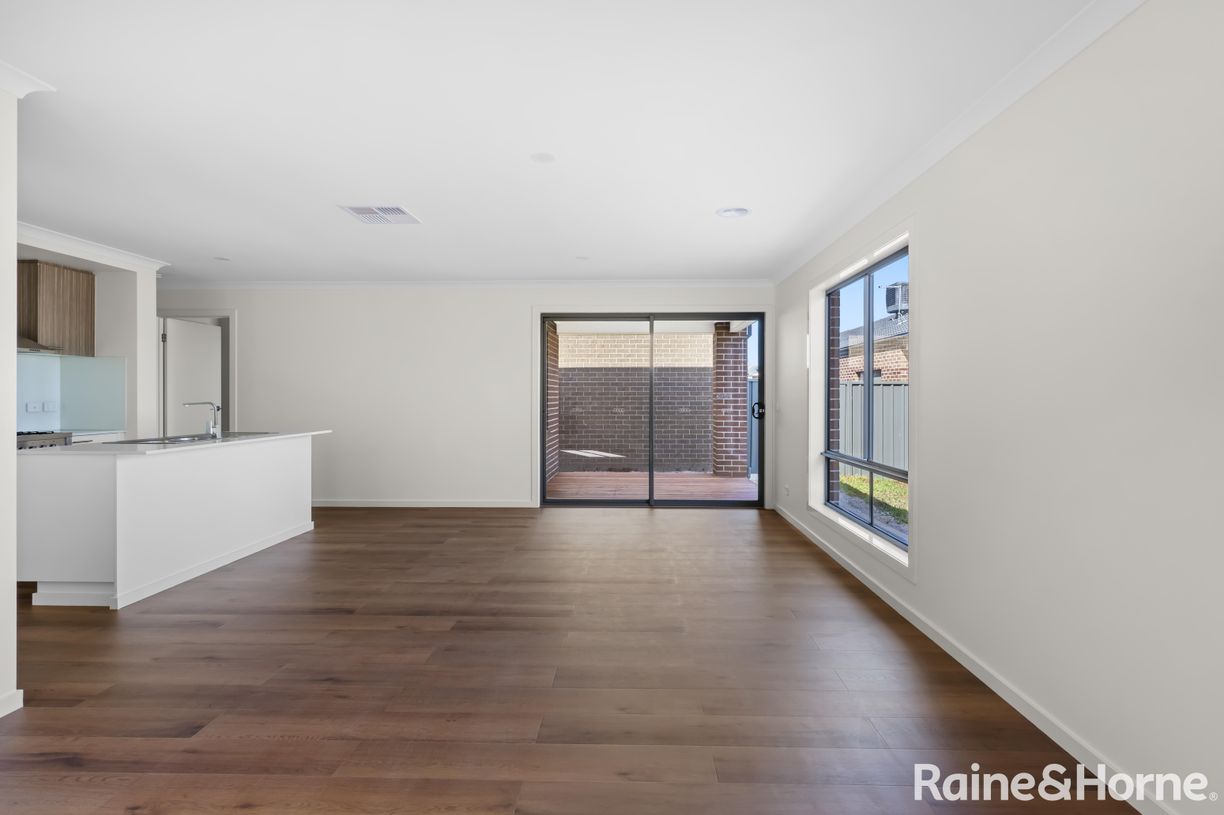 33 Golden Wattle Way — photo 4 of 13