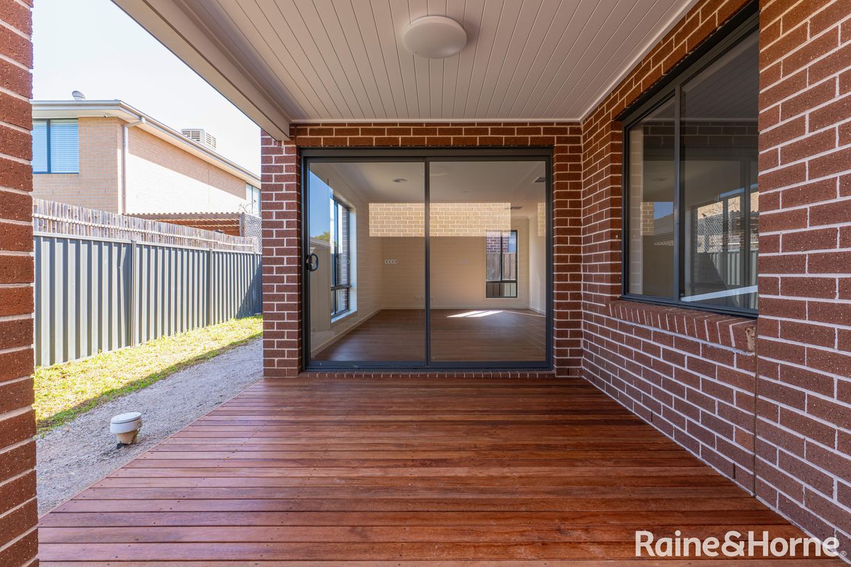 33 Golden Wattle Way — photo 10 of 13