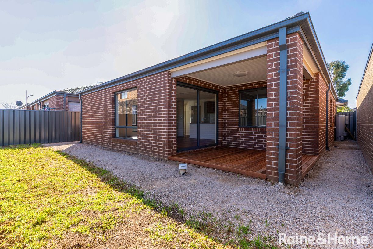 33 Golden Wattle Way — photo 11 of 13
