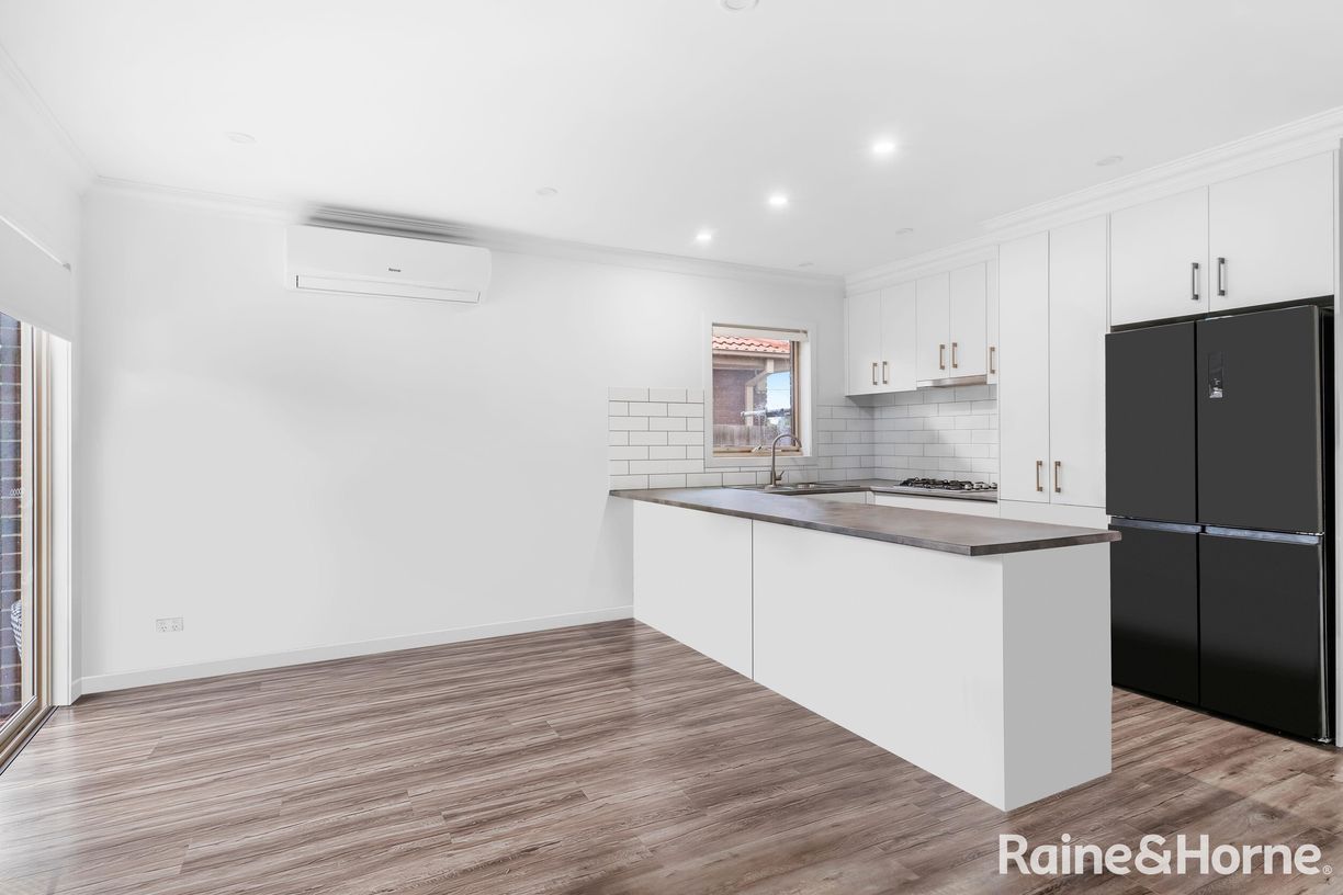 1A Leicester Crescent — photo 3 of 11