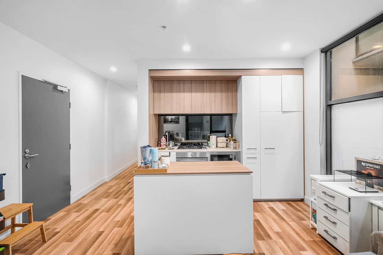 110/108 Queensberry Street — photo 4 of 11