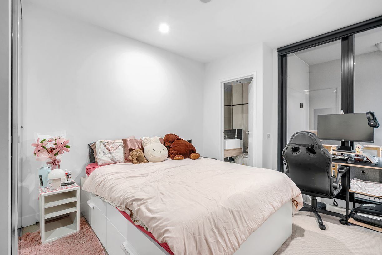 110/108 Queensberry Street — photo 10 of 11