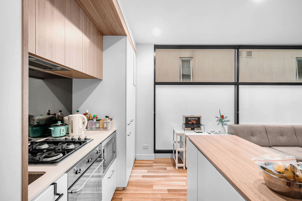 110/108 Queensberry Street — photo 3 of 11