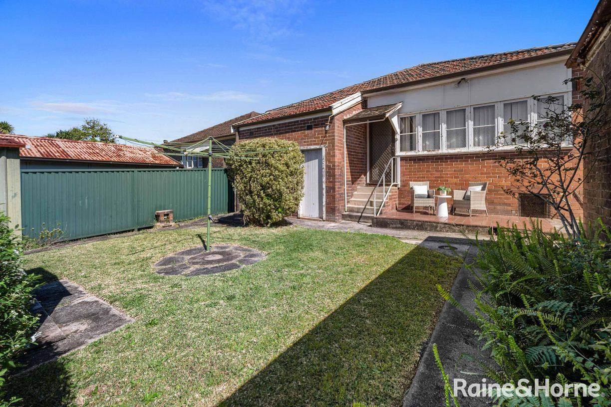 15 Bardwell Crescent — photo 10 of 11